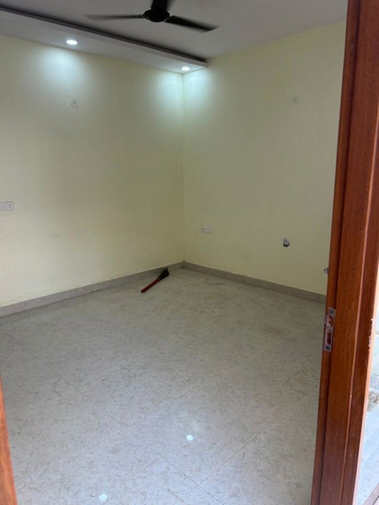 Room, sector 85 3.5 Bedroom 250 Sq.Yd. Builder Floor In Sector 85 Faridabad 10131629