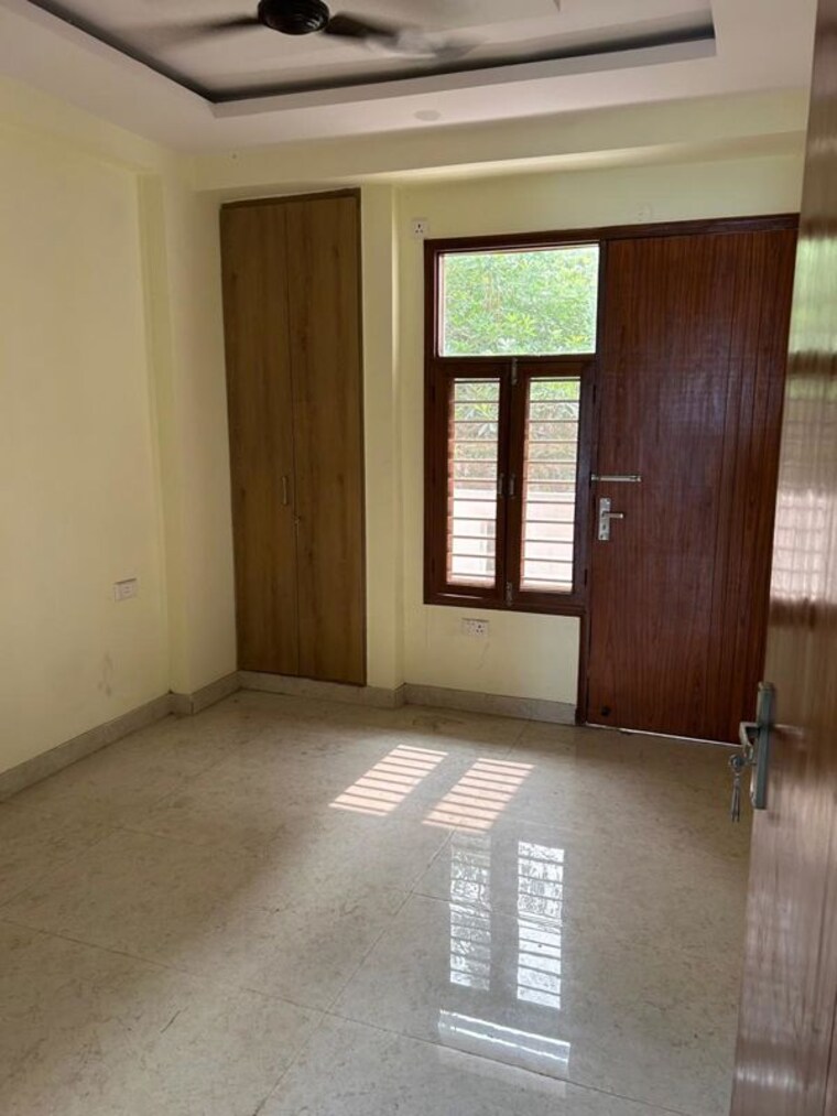 Room, sector 85 3.5 Bedroom 250 Sq.Yd. Builder Floor In Sector 85 Faridabad 10131629