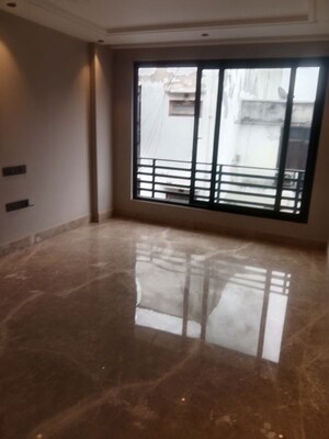 Room in 3 BHK Apartment at Emaar The Palm Springs, Sector 54 – for Sale