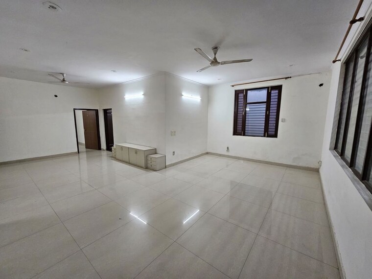 Room, sector 51 3 Bedroom 4500 Sq.Ft. Independent House In Sector 51 Noida 10131668