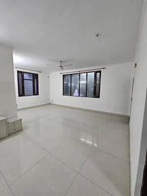 Room in 3 BHK Independent House at Sector 51 – for Rent