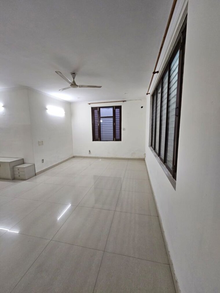 Room, sector 51 3 Bedroom 4500 Sq.Ft. Independent House In Sector 51 Noida 10131668