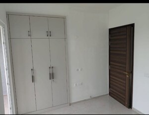Room in 3.5 BHK Apartment at Smart World Orchard, Sector 61 – for Rent
