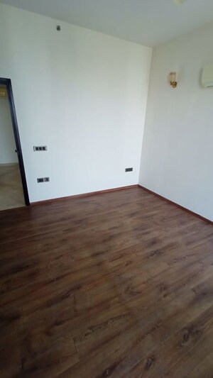 Room in 3 BHK Apartment at Mahindra Luminare, Sector 59 – for Rent