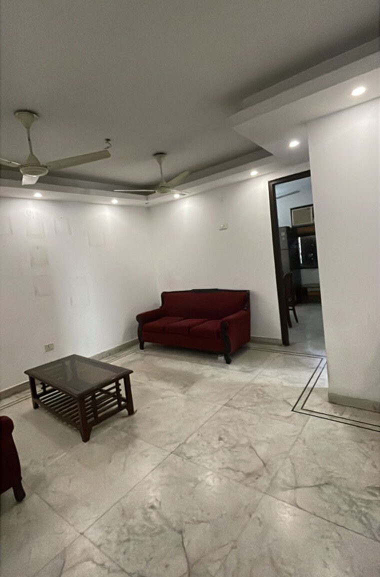Living Room, chittaranjan park 3 Bedroom 125 Sq.Yd. Builder Floor In Chittaranjan Park Delhi 10131679