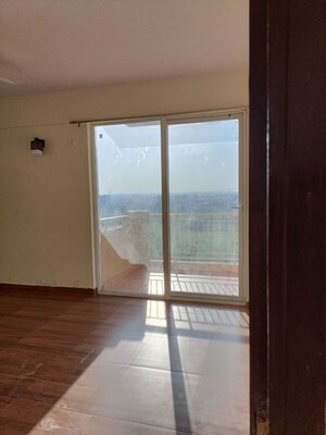 Room in 3 BHK Apartment at Ansal Highland Park, Sector 103 – for Rent