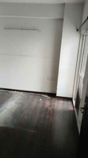 Room in 2.5 BHK Apartment at Sector 121 – for Rent