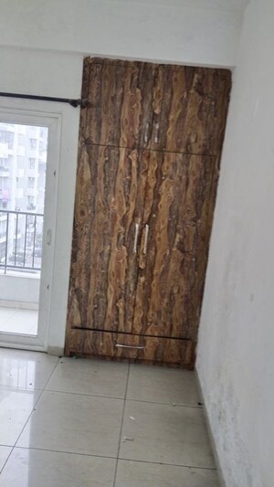 Room in 2.5 BHK Apartment at Sector 121 – for Rent