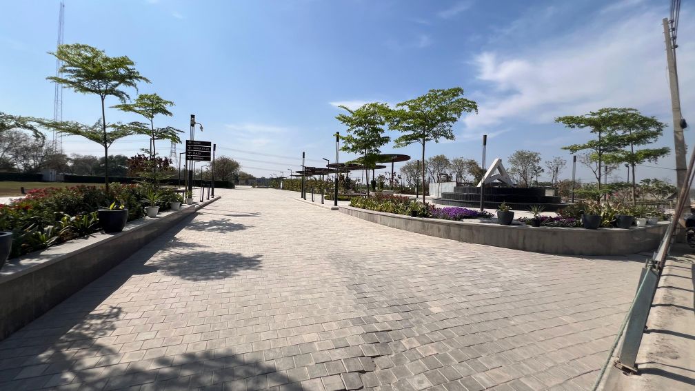 Land For Sale in Paras Arcade 114