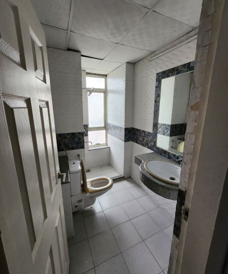 Bathroom, unitech-the-close-south 3.5 Bedroom 2491 Sq.Ft. Apartment In Sector 50 Gurgaon 10131895