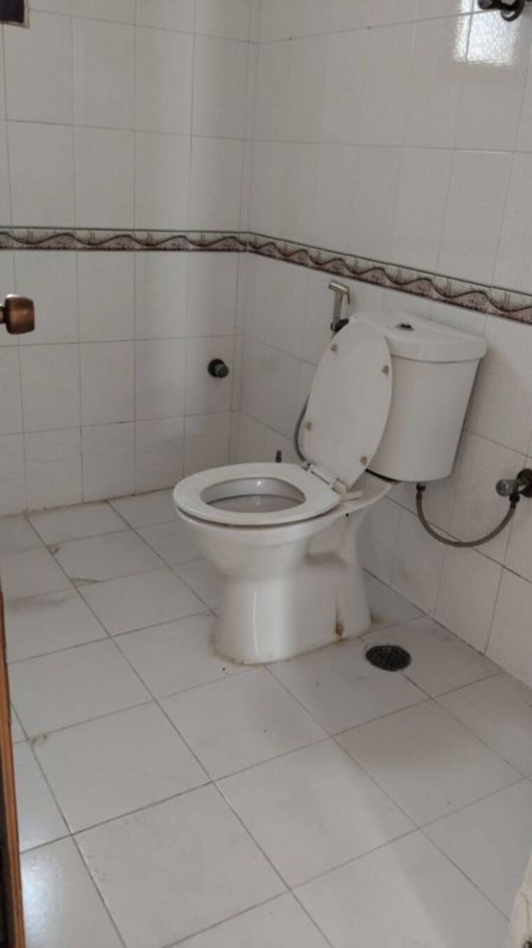 Bathroom, sector 6 dwarka 3 Bedroom 1400 Sq.Ft. Apartment In Sector 6 Dwarka Delhi 10131897