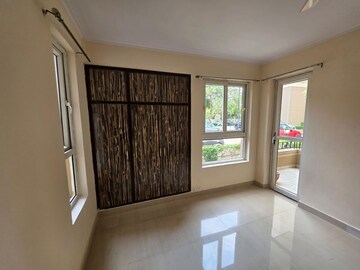Room in 3.5 BHK Apartment at Orchid Petals, Sector 49 – for Rent