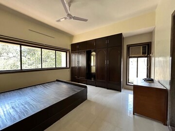 Room in 2 BHK Apartment at Mahim West – for Rent