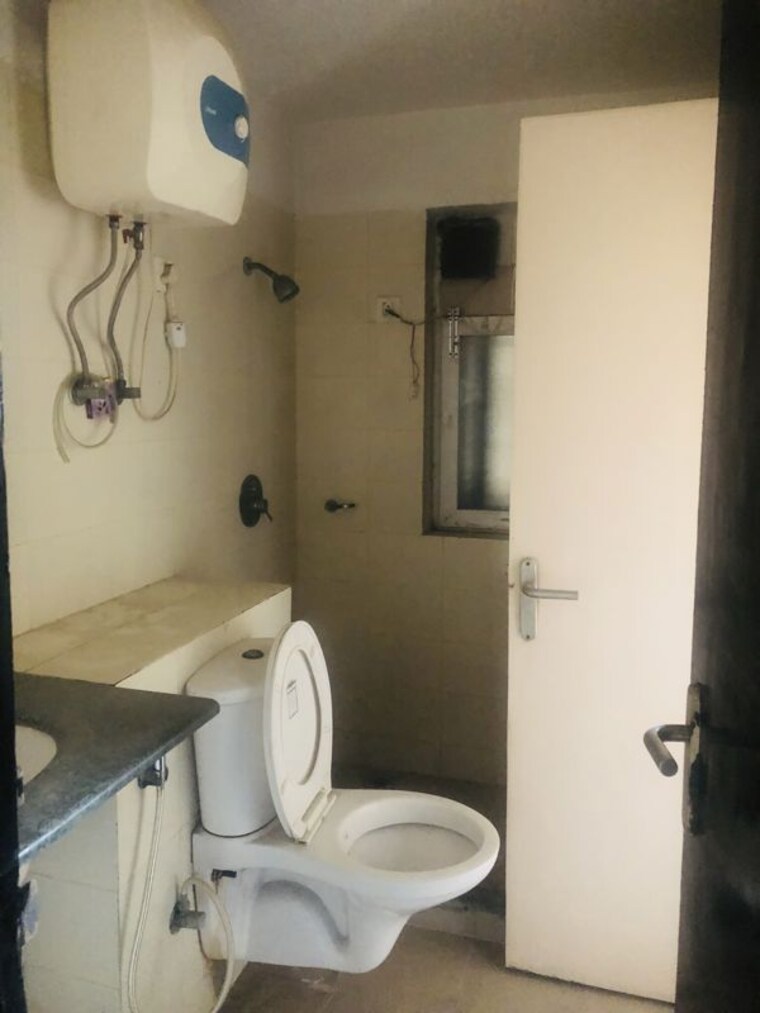 Bathroom, bptp-park-grandeura 3.5 Bedroom 2032 Sq.Ft. Apartment In Sector 82 Faridabad 10131935