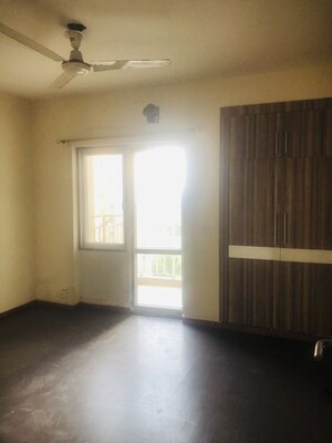 Room in 3.5 BHK Apartment at BPTP Park Grandeura, Sector 82 – for Sale