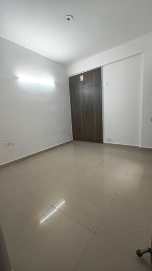 Room in 2 BHK Apartment at Supertech Cape Town, Sector 74 – for Sale