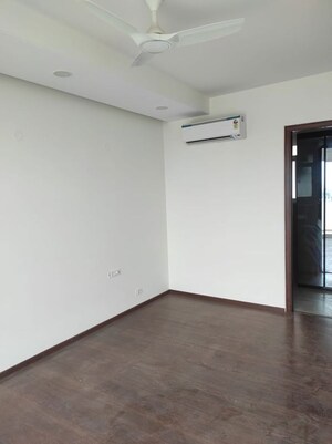 Room in 3.5 BHK Apartment at Ram Shanti Apartment, Sector 52 – for Rent