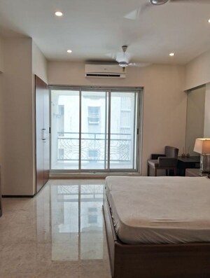 Room in 4 BHK Apartment at Juhu – for Rent