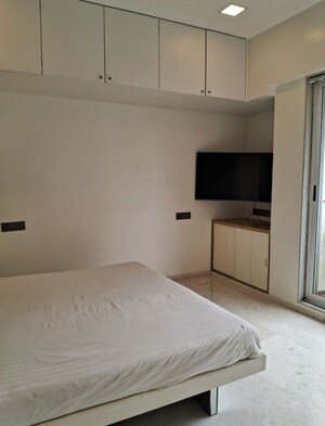 Room in 4 BHK Apartment at Juhu – for Rent