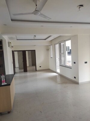 Building Lobby in 3.5 BHK Apartment at Parsvnath Presidency, Sector 52 – for Rent