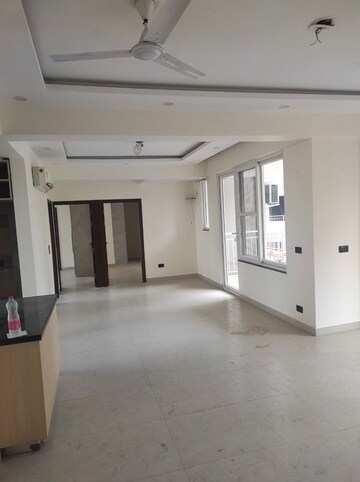 Building Lobby in 3.5 BHK Apartment at Parsvnath Presidency, Sector 52 – for Rent