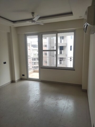 Room in 3.5 BHK Apartment at Parsvnath Presidency, Sector 52 – for Rent