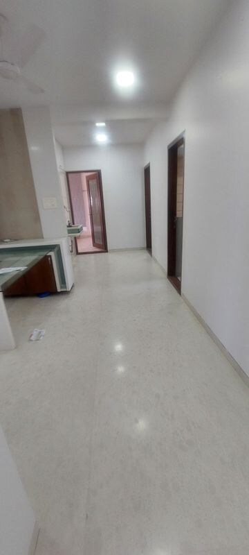 Room in 3 BHK Apartment at Shankar Sheth Apartment, Grant Road – for Rent
