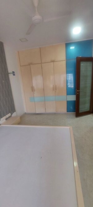 Room in 3 BHK Apartment at Shankar Sheth Apartment, Grant Road – for Rent