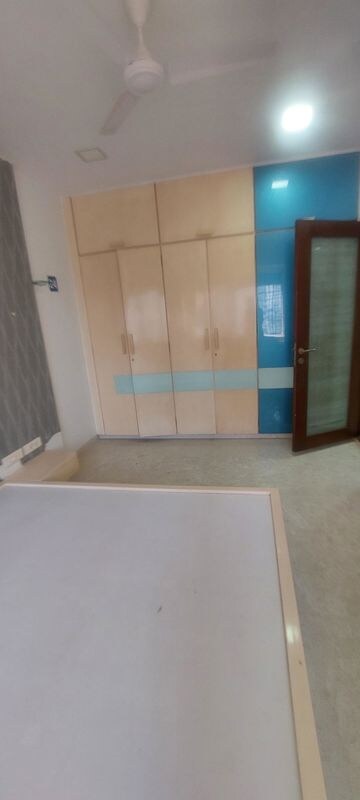 Room in 3 BHK Apartment at Shankar Sheth Apartment, Grant Road – for Rent