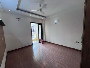 Room in 3 BHK Builder Floor at Sushant Vyapaar Kendra, Dlf Phase iv – for Rent