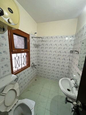 Bathroom in 2.5 BHK Builder Floor at Bancourt Apartment, Sector 44 – for Rent