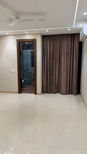Room in 4 BHK Builder Floor at Sector 57 – for Rent