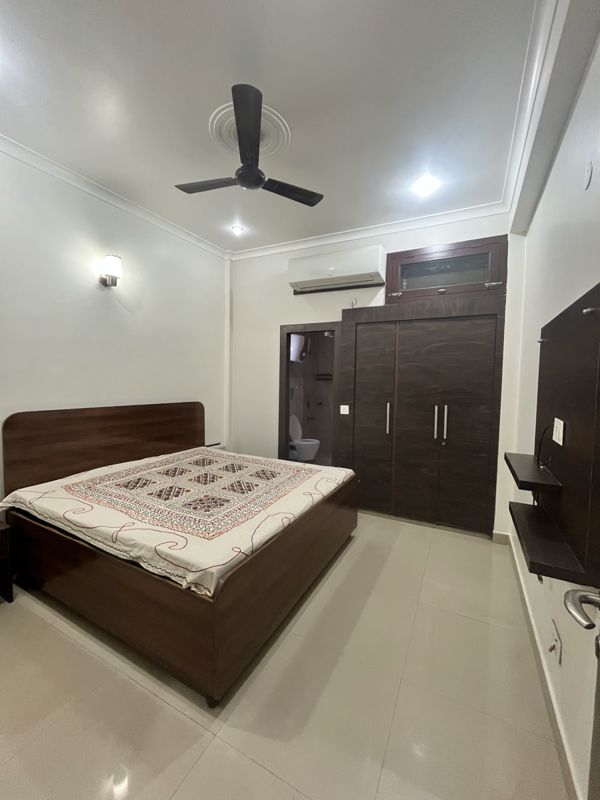2 BHK + Extra Room Builder Floor For Rent in Sector 43