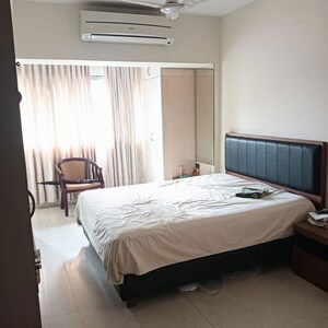 Bedroom in 3 BHK Apartment at Girgaum Chowpatty – for Rent