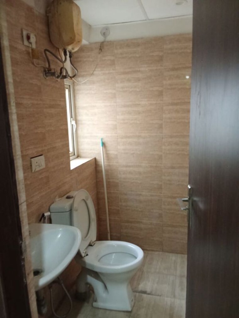 Bathroom, bptp-park-elite-premium 3 Bedroom 945 Sq.Ft. Apartment In Sector 84 Faridabad 10133798