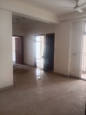 Room in 2.5 BHK Apartment at Mahagun Mywoods III, Sector 16c Greater Noida – for Sale