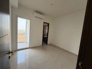 Room in 2 BHK Apartment at Smart World Orchard, Sector 61 – for Rent