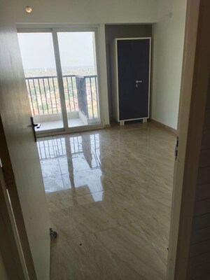 Room in 2 BHK Apartment at Gaur Yamuna City, Gaur Yamuna City – for Rent