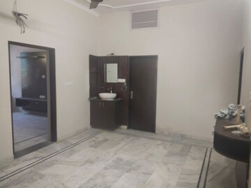 Room in 2 BHK Builder Floor at Sector 30 – for Sale