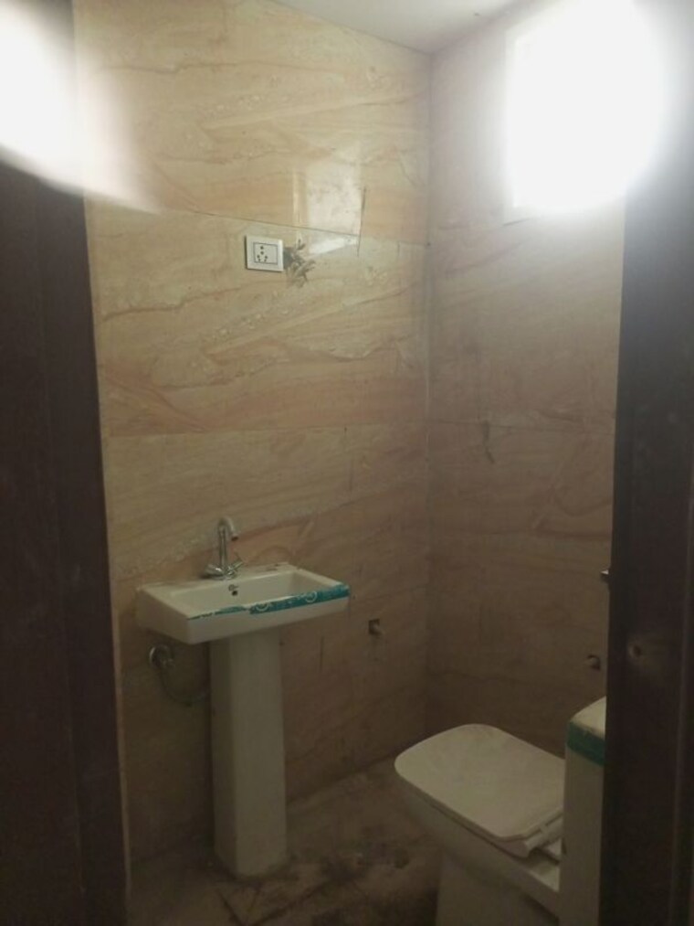 Bathroom, sector 73 2 Bedroom 1100 Sq.Ft. Builder Floor In Sector 73 Noida 10131846