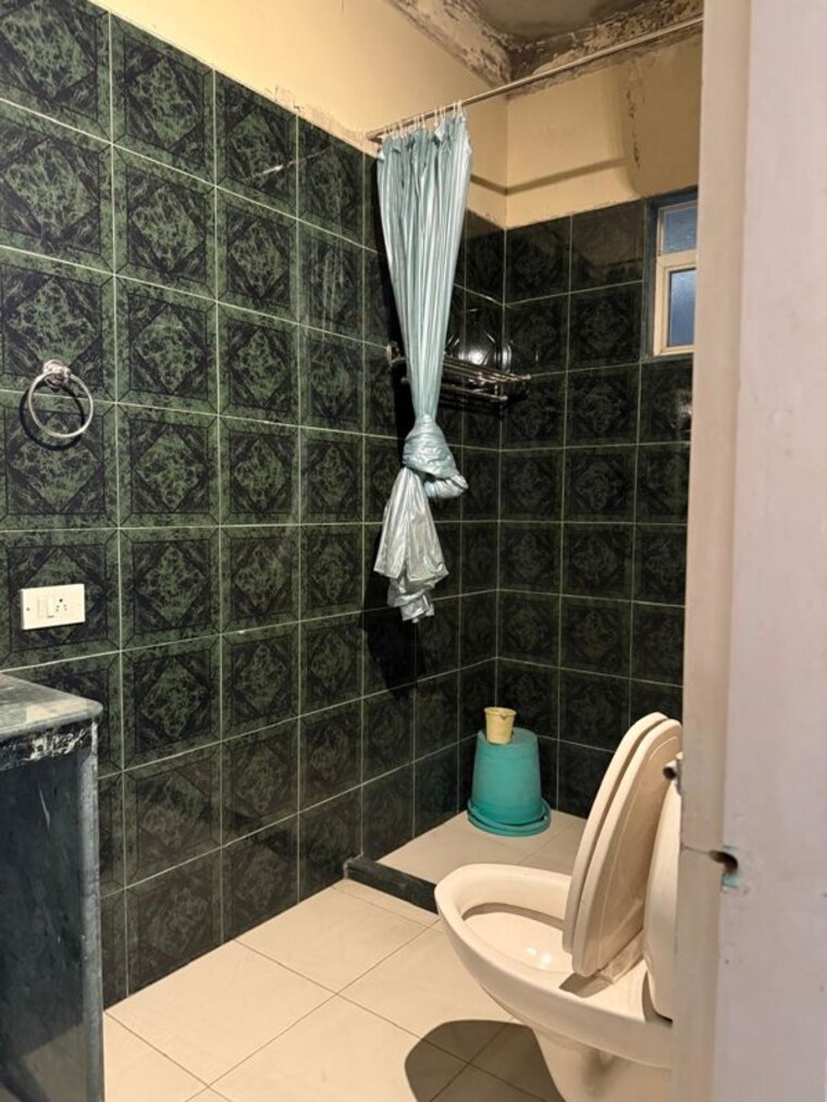 Bathroom, krishna-mahal 3 Bedroom 3500 Sq.Ft. Apartment In Churchgate Mumbai 10134654