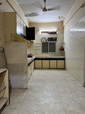 Bathroom in 3 BHK Apartment at Krishna Mahal, Churchgate – for Sale