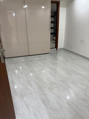 Room in 4 BHK Apartment at Vasant Kunj – for Rent