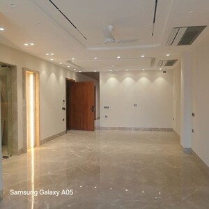 Room in 4 BHK Builder Floor at Greater Kailash ii – for Rent