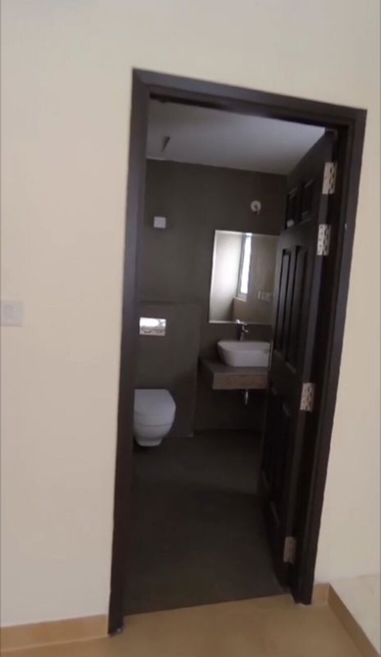 Attached Bathroom, wave-amore 3.5 Bedroom 2287 Sq.Ft. Apartment In Sector 32 Noida 10122376