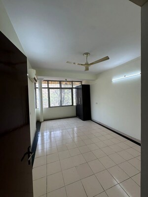 Room in 3 BHK Builder Floor at Sector 57 – for Rent