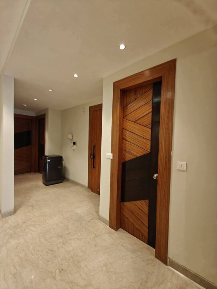 Room, queens-plaza 3 Bedroom 2000 Sq.Ft. Builder Floor In Sector 43 Gurgaon 10135078