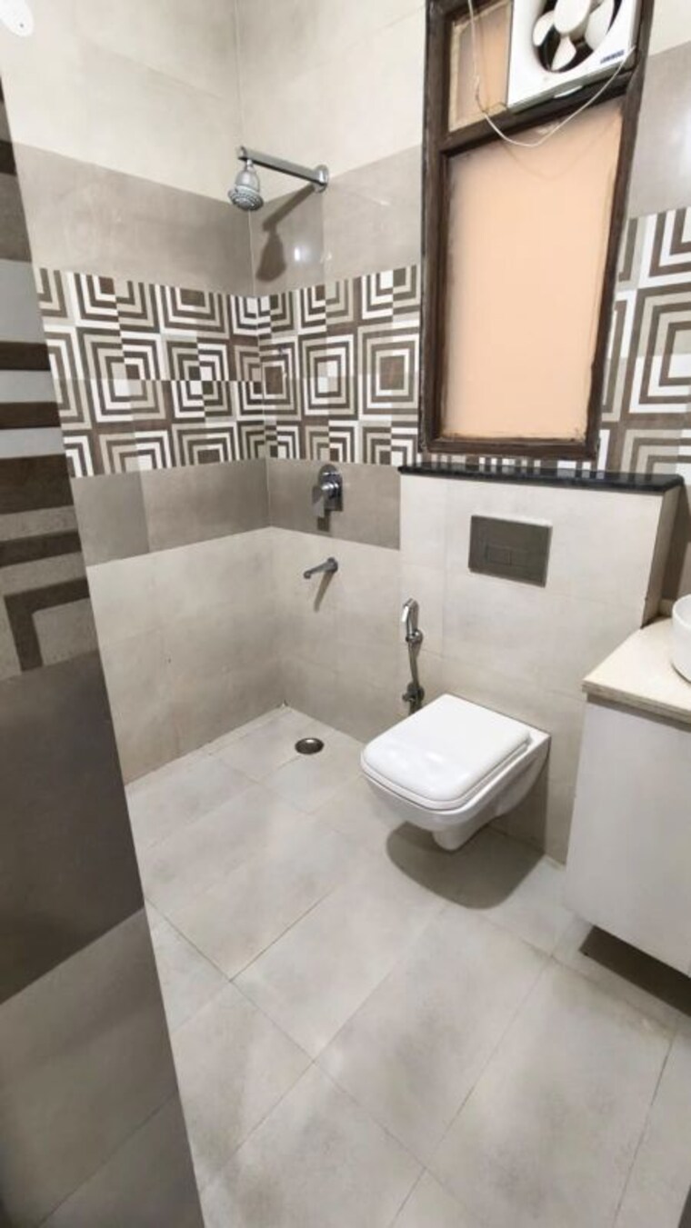 Bathroom, queens-plaza 3 Bedroom 2000 Sq.Ft. Builder Floor In Sector 43 Gurgaon 10135078