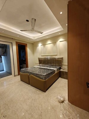 Room in 3 BHK Builder Floor at Queens Plaza, Sector 43 – for Rent