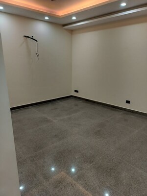 Room in 2 BHK Builder Floor at Sector 33 – for Rent